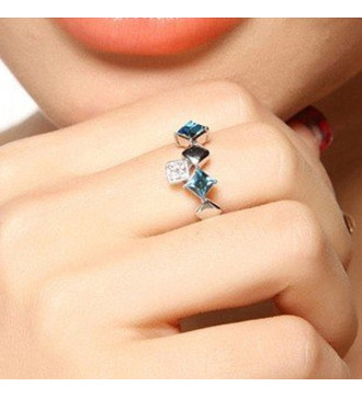 Elegáns, négyzet alakú kövekkel díszített gyűrű - sötétlila