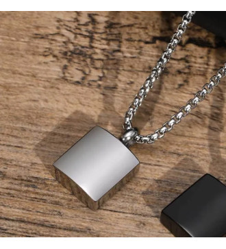 Négyzetes nemesacél urna medál nyakláncon Négyzetes nemesacél urna medál nyakláncon