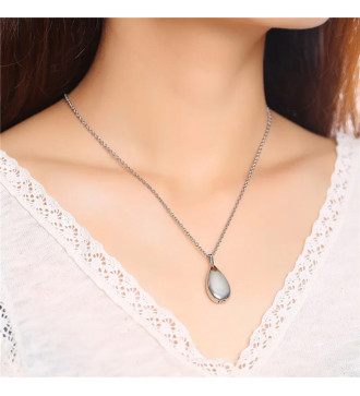 Csepp alakú, gravírozható nemesacél kegyeleti medál nyakláncon Csepp alakú, gravírozható nemesacél kegyeleti medál nyakláncon