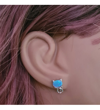 Ezüst cica fülbevaló opál kővel díszítve