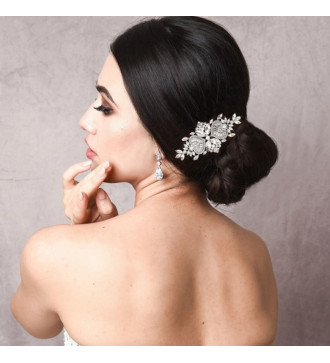 Sok kristályos, elegáns esküvői hajfésű