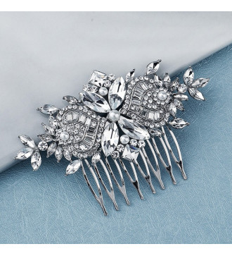 Sok kristályos, elegáns esküvői hajfésű