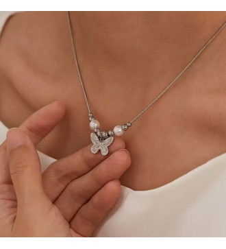 Lepke díszes, gyöngyös nemesacél nyaklánc Lepke díszes, gyöngyös nemesacél nyaklánc