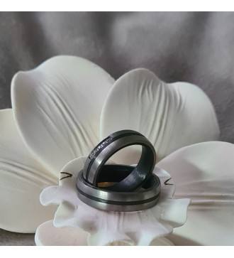 Raven, exkluzív férfi titán karikagyűrű, karbon betéttel