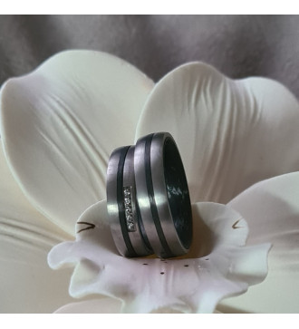 Raven, exkluzív férfi titán karikagyűrű, karbon betéttel