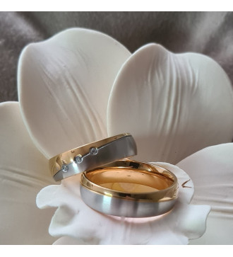 Kéttónusú, nemesacél karikagyűrű 3 db cirkónia kővel