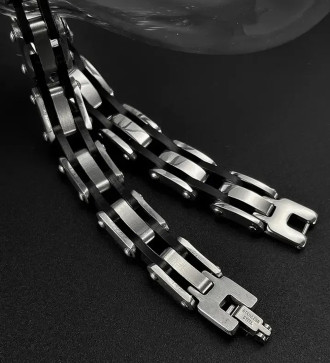 Fekete szilikon sávos, többrétegű nemesacél karkötő