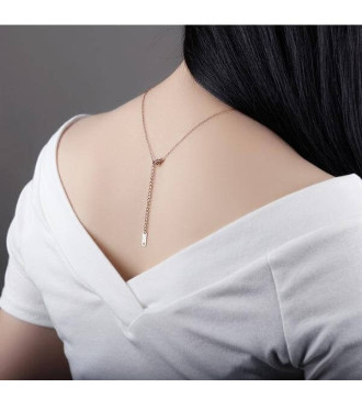 Elegáns titánium nyaklánc háromszög formával, rozé arany bevonattal