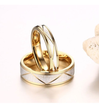 Aranyozott női nemesacél karikagyűrű vésett mintával