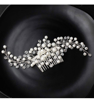 Kézzel készített, gyöngyös esküvői hajfésű