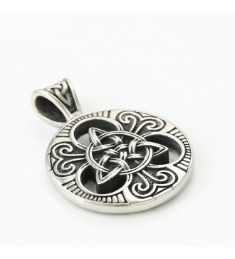 Triquetra, kelta szimbólumos acél medál nyakláncon Triquetra, kelta szimbólumos acél medál nyakláncon