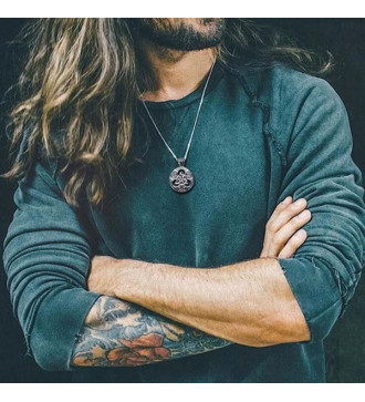 Triquetra, kelta szimbólumos acél medál nyakláncon Triquetra, kelta szimbólumos acél medál nyakláncon