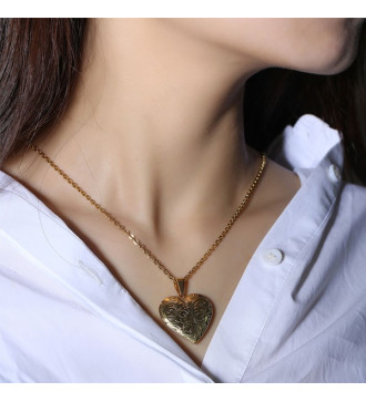 Nyitható nemesacél szív nyaklánc- virág mintával Nyitható nemesacél szív nyaklánc- virág mintával