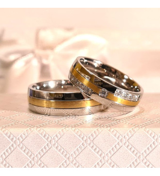 Egyedi, arany sávos női titán karikagyűrű, cirkónia kövekkel