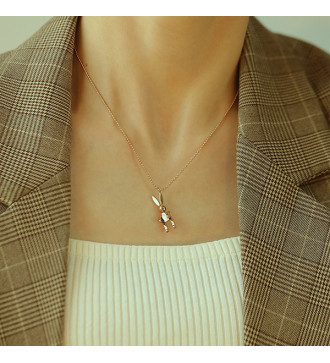 Szerencsehozó nyuszi nyaklánc nemesacélból, rózsaarany bevonattal Szerencsehozó nyuszi nyaklánc nemesacélból, rózsaarany bevonattal