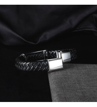 Fonott öko-bőr karkötő fényes nemesacél elemmel és kapoccsal