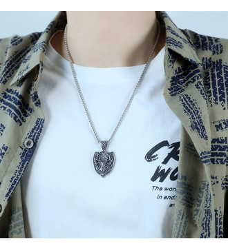 Antikolt nemesacél medál nyakláncon, szarvas motívummal Antikolt nemesacél medál nyakláncon, szarvas motívummal