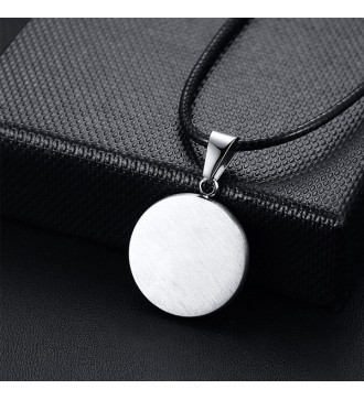 Kör alakú nemesacél medál keresztény imával, fekete nyakláncon Kör alakú nemesacél medál keresztény imával, fekete nyakláncon