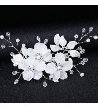 Virágos esküvői hajdísz, gyöngyökkel és kristályokkal