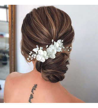 Virágos esküvői hajdísz, gyöngyökkel és kristályokkal