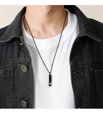 Nemesacél urna medál nyaklánccal, kristály berakással, fekete színben Nemesacél urna medál nyaklánccal, kristály berakással, fekete színben